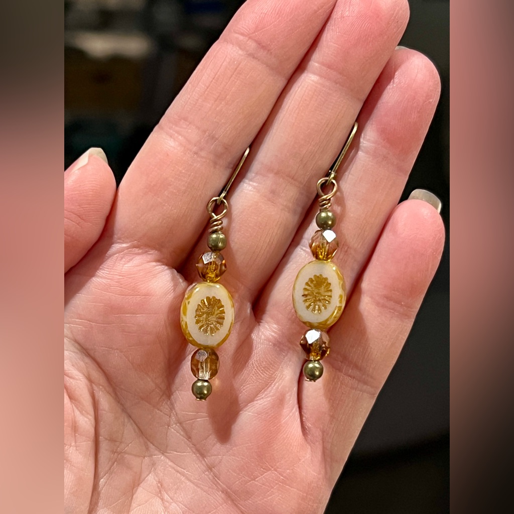 New Antiqued Cream Czech Glass Crystal Dangle Earrings With Lever Back Hooks 12$